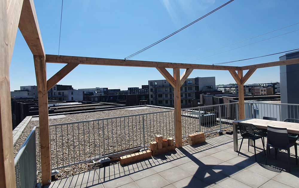 Pergola op dakterras met schaduwdoek